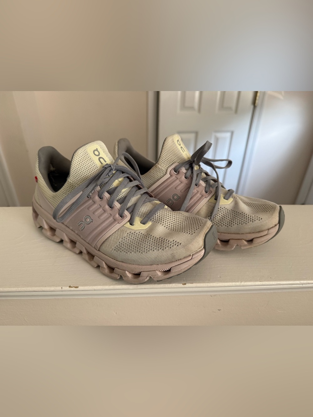 On Running Cloudswift 3 AD trainers in the Ivory/Lily size 8